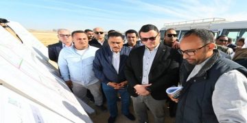 وزير الإسكان يتفقد موقف تنفيذ أعمال الطرق والمرافق للأراضي البديلة في رأس الحكمة