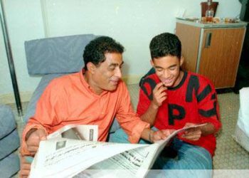 في ذكرى وفاته.. صور نادرة بين هيثم أحمد زكي ووالده