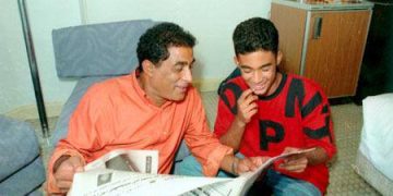 في ذكرى وفاته.. صور نادرة بين هيثم أحمد زكي ووالده
