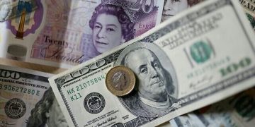 ارتفاع الدولار لأعل مستوى في عام وتراجع اليورو والاسترليني