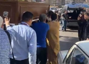 غياب نجوم الفن.. خروج جثمان الفنان عادل الفار من مسجد القوات المسلحة