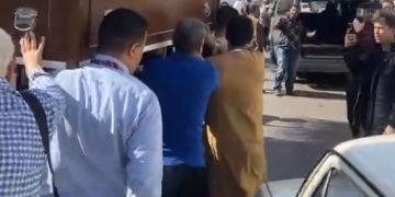 غياب نجوم الفن.. خروج جثمان الفنان عادل الفار من مسجد القوات المسلحة