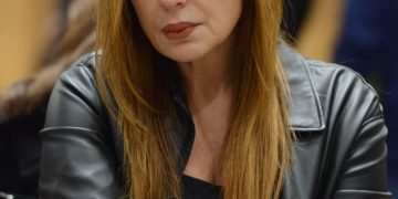 بكاء كارول سماحة في عزاء الفنان الراحل محمد رحيم