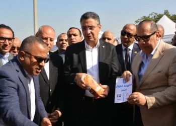 بتخفيضات كبيرة في الأسعار.. وزير التموين يفتتح «سوق اليوم الواحد»