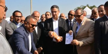 بتخفيضات كبيرة في الأسعار.. وزير التموين يفتتح «سوق اليوم الواحد»