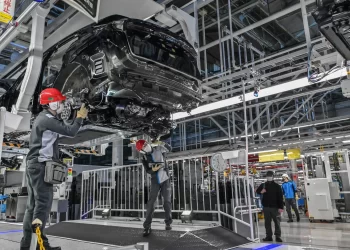 تراجع مبيعات نيسان يطيح بـ9 آلاف عامل ونصف راتب الرئيس التنفيذي