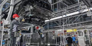 تراجع مبيعات نيسان يطيح بـ9 آلاف عامل ونصف راتب الرئيس التنفيذي