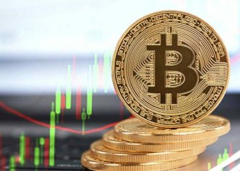 ارتفاع بيتكوين قرب مستوى قياسي بدعم تبني أمريكا للعملات المشفرة