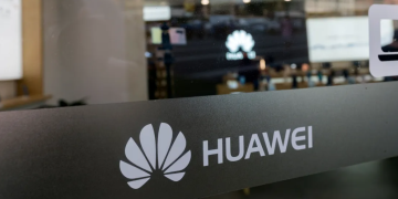 هواوي تطلق هاتفاً ببرنامج تشغيل خاص بها في إشارة إلى الانقسام التكنولوجي بين الصين وأميركا