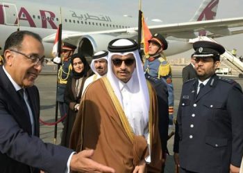 رئيس وزراء مصر يستقبل نظيره القطري بمطار القاهرة الدولي