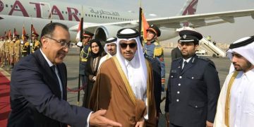 رئيس وزراء مصر يستقبل نظيره القطري بمطار القاهرة الدولي