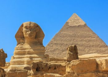 توقيف مهندس حاول تسلق هرم خفرع