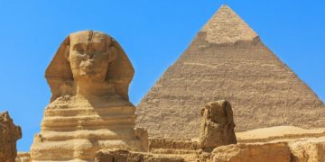 توقيف مهندس حاول تسلق هرم خفرع