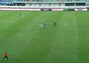 بسبب خطأ عواد..إنيمبا يسجل الهدف الأول في شباك الزمالك