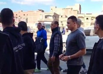 انهيار عصام الحضري في جنازة والدته بـ دمياط