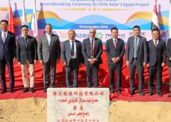 رئيس اقتصادية قناة السويس يضع حجر الأساس لمصنع “إيليت سولار” الصيني