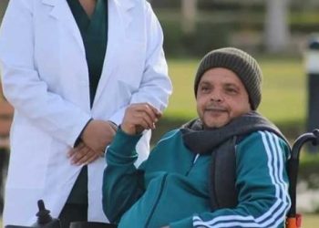 ظهر على كرسي متحرك.. ماهي حقيقة تدهور الحالة الصحية لـ محمد هنيدي؟