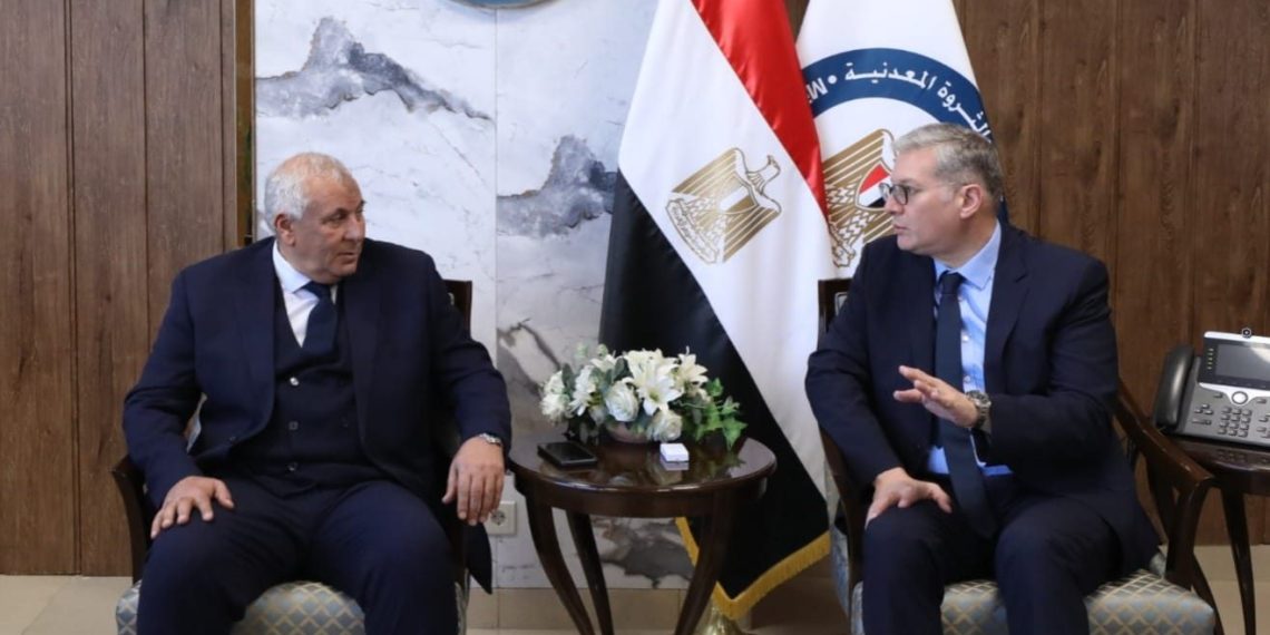 البترول تبحث فرص استغلال الخامات التعدينية والفوسفات بمحافظة “الوادي الجديد”