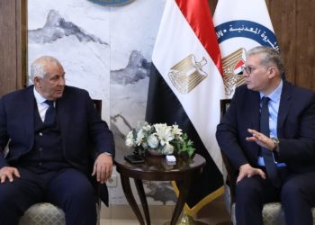 البترول تبحث فرص استغلال الخامات التعدينية والفوسفات بمحافظة “الوادي الجديد”