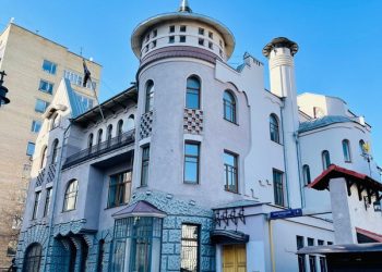 عاجل.. إزالة العلم السوري الموجود فوق مبنى السفارة في موسكو