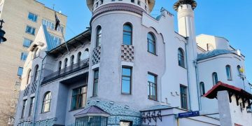 عاجل.. إزالة العلم السوري الموجود فوق مبنى السفارة في موسكو