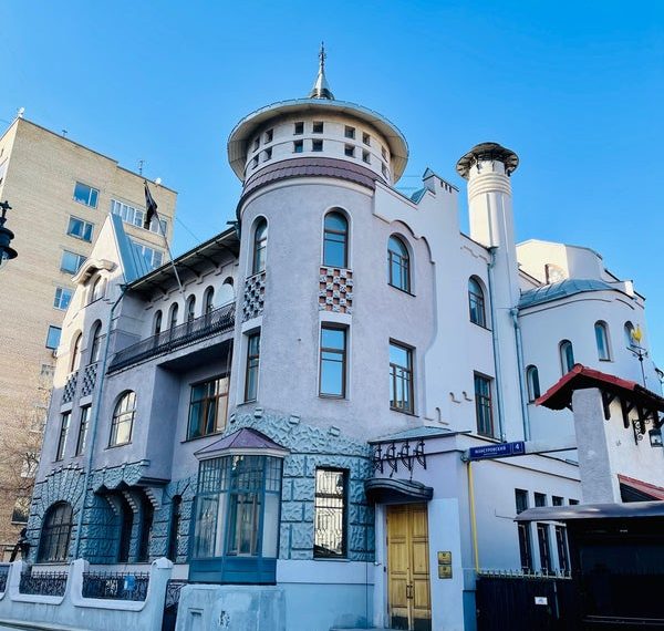 عاجل.. إزالة العلم السوري الموجود فوق مبنى السفارة في موسكو