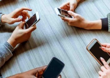 ” المالية ” توضح حقيقة وقف تشغيل الهواتف القادمة من الخارج