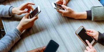 ” المالية ” توضح حقيقة وقف تشغيل الهواتف القادمة من الخارج