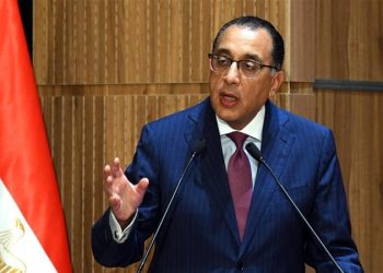 رئيس الوزراء يُصاب بدوار لدقائق أثناء المؤتمر الصحفى ثم يستكمل على الهواء