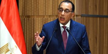 رئيس الوزراء يُصاب بدوار لدقائق أثناء المؤتمر الصحفى ثم يستكمل على الهواء