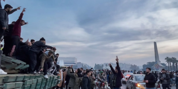 «سقوط الأسد» والمعارضة تسيطر على دمشق والاحتلال يتوسع في الجولان