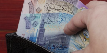 لأول مرة منذ 9 أشهر.. الدينار الكويتي يتخطى الـ 165 جنيهًا