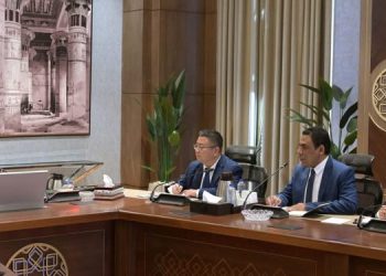 رئيس الوزراء يبحث مع شركة صينية إنتاج السيارات وقطع الغيار في اقتصادية قناة السويس