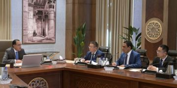 رئيس الوزراء يبحث مع شركة صينية إنتاج السيارات وقطع الغيار في اقتصادية قناة السويس