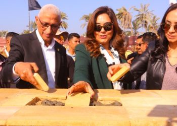 وزيرتا التضامن والتنمية المحلية تضعان حجر أساس إنشاء سوق مركزي وأرض معارض بمدينة العريش