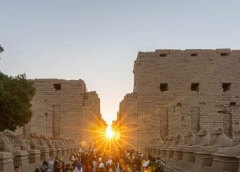 آلاف الزائرين يتوافدون لرؤية تعامد الشمس بمعبد الكرنك