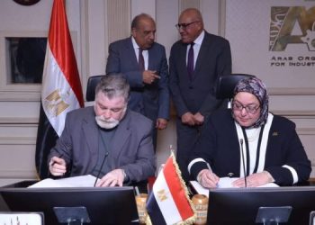 «الكهرباء» و«العربية للتصنيع» توقعان عقد إنشاء مشروع صناعي مشترك للألواح الشمسية