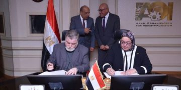 «الكهرباء» و«العربية للتصنيع» توقعان عقد إنشاء مشروع صناعي مشترك للألواح الشمسية