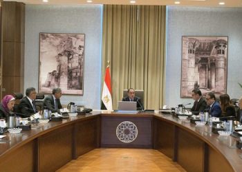 رئيس الوزراء يستعرض الفرص السياحية بالمنطقة المحيطة بهضبة الأهرام