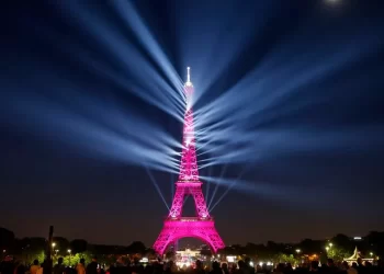 بسبب مشكلة فنية.. إخلاء برج إيفل بباريس إثر ماس كهربائي بأحد المصاعد