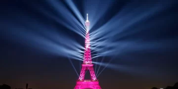 بسبب مشكلة فنية.. إخلاء برج إيفل بباريس إثر ماس كهربائي بأحد المصاعد