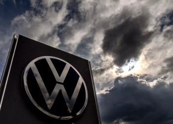 فولكس فاجن الألمانية تعتزم بيع مصنع آخر في الصين