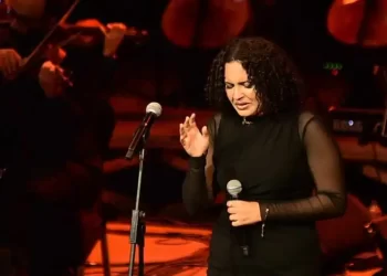 انهيار ابنة محمد رحيم على المسرح في حفل تكريم اسم والدها