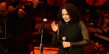 انهيار ابنة محمد رحيم على المسرح في حفل تكريم اسم والدها