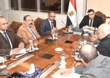 الإسكان تبحث شكاوي ضعف وصول المياه لعدد من مناطق أسوان..