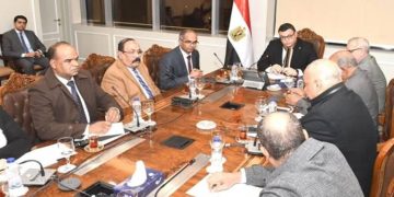 الإسكان تبحث شكاوي ضعف وصول المياه لعدد من مناطق أسوان..