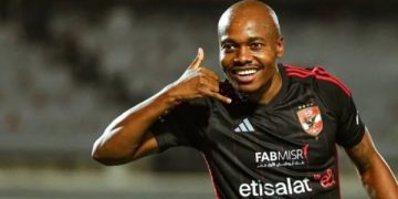 غياب بيرسي تاو عن قائمة الأهلي لمباراة سموحة