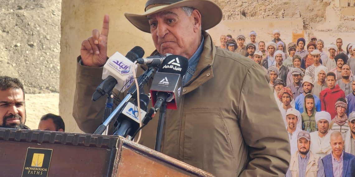 زاهي حواس يعلن عن العديد من الاكتشافات الأثرية في ظلال معبد الملكة حتشبسوت بالدير البحري – الأقصر