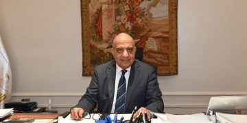 وزير الكهرباء يبحث مع محافظ الوادي الجديد مستجدات مشروعات الطاقة المتجددة