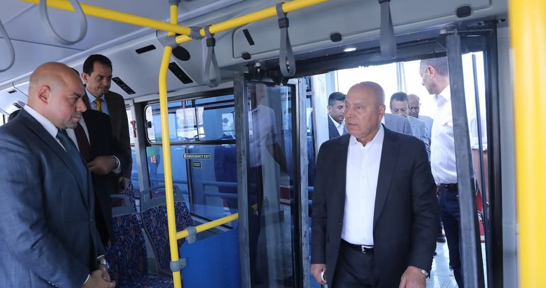وزير الصناعة والنقل يتفقد محطات المرحلة الأولى من مشروع الأتوبيس الترددي BRT